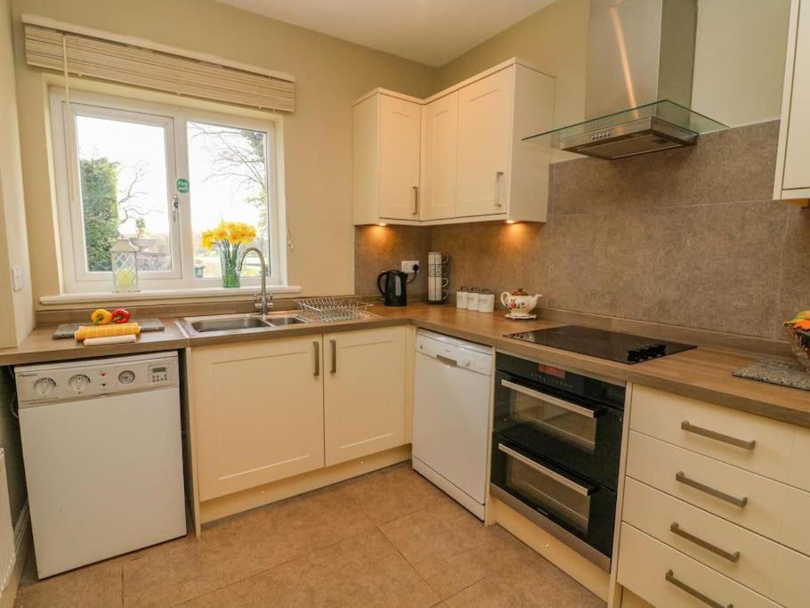 Two Acres- Spacious, Delightful, Pet Free Bungalow Levens Kültér fotó
